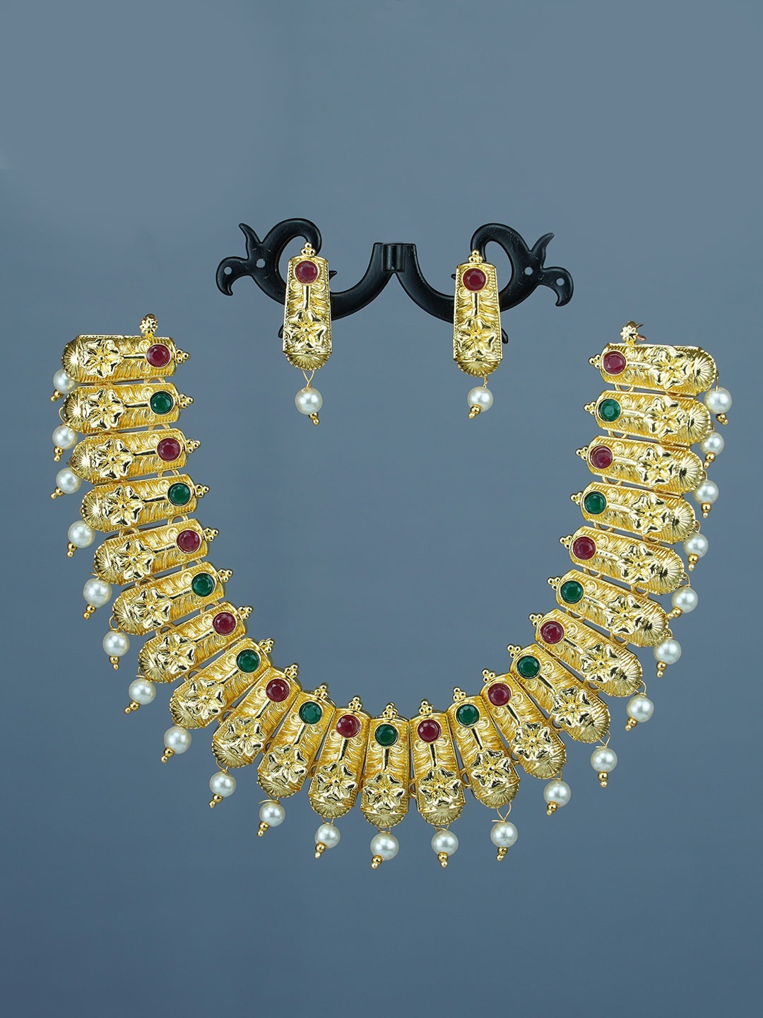 

Diksha collection Gold-Plated Kundan-Studded & Beaded Jewellery Set