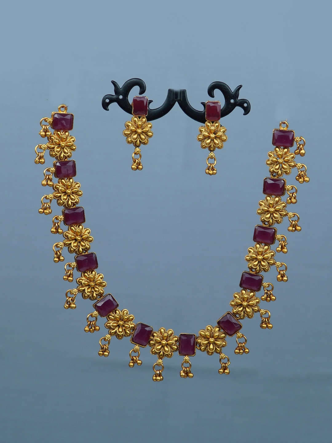 

Diksha collection Gold-Plated Kundan-Studded & Beaded Matte Finish Jewellery Set