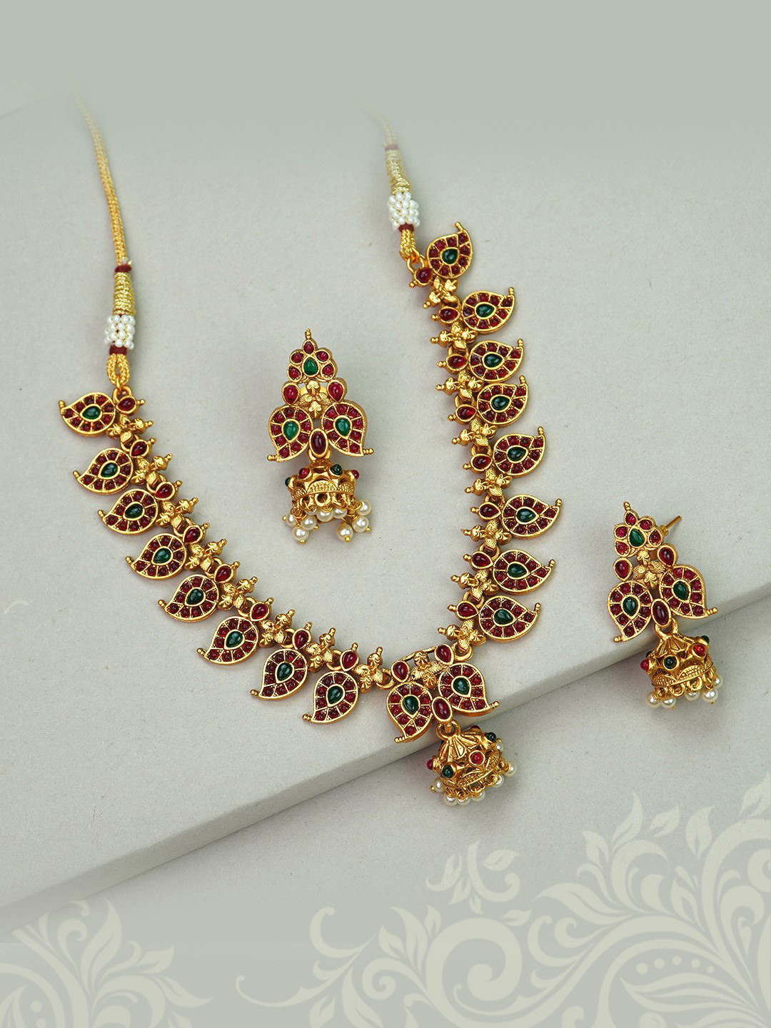 

Diksha collection Gold-Plated Kundan-Studded & Beaded Matte Finish Jewellery Set
