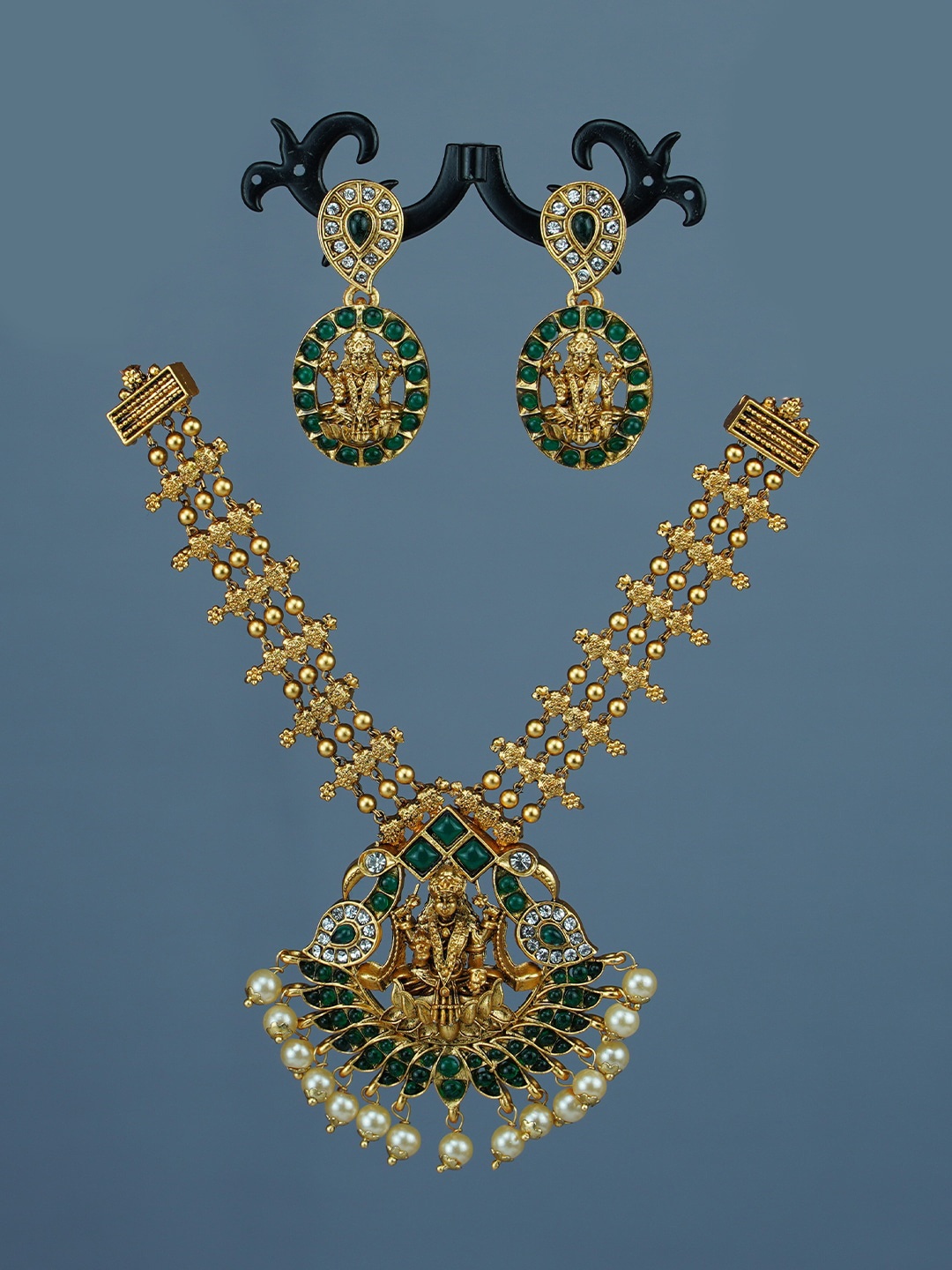 

Diksha collection Gold-Plated Kundan-Studded & Beaded Matte Finish Jewellery Set