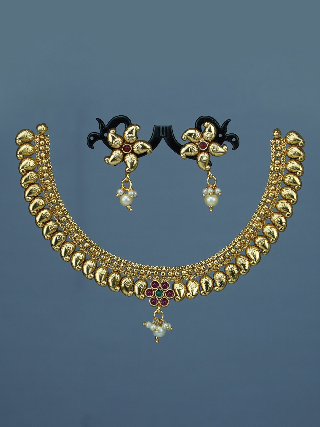 

Diksha collection Gold-Plated Kundan-Studded & Beaded Jewellery Set