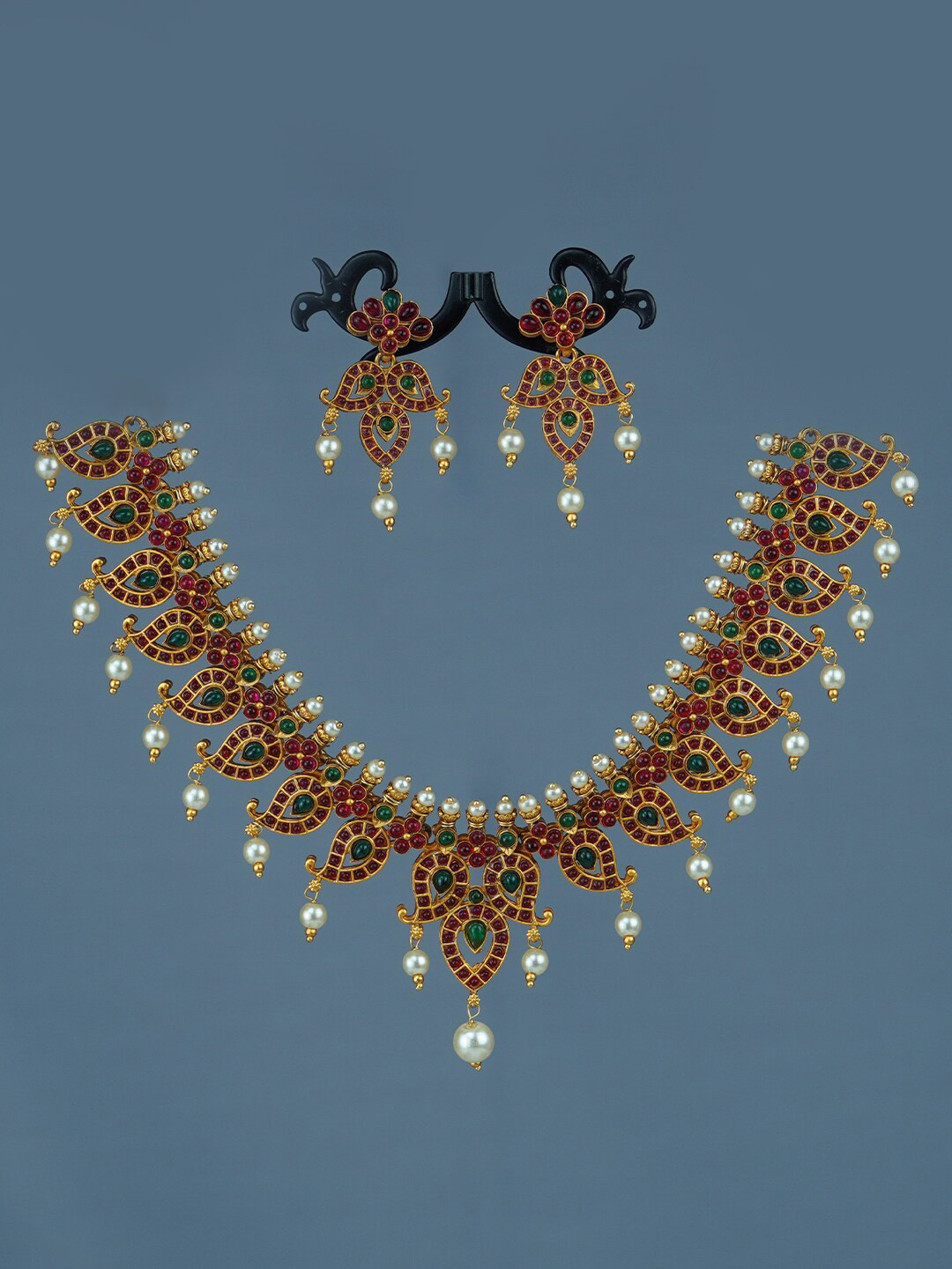 

Diksha collection Gold-Plated Kundan-Studded & Beaded Matte Finish Jewellery Set
