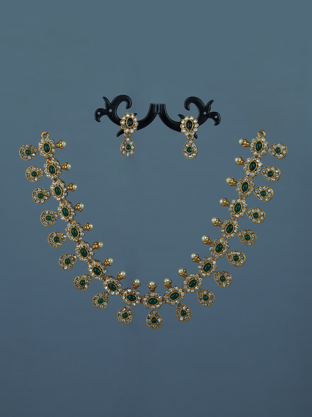

Diksha collection Gold-Plated Stone-Studded & Beaded Matte Finish Jewellery Set