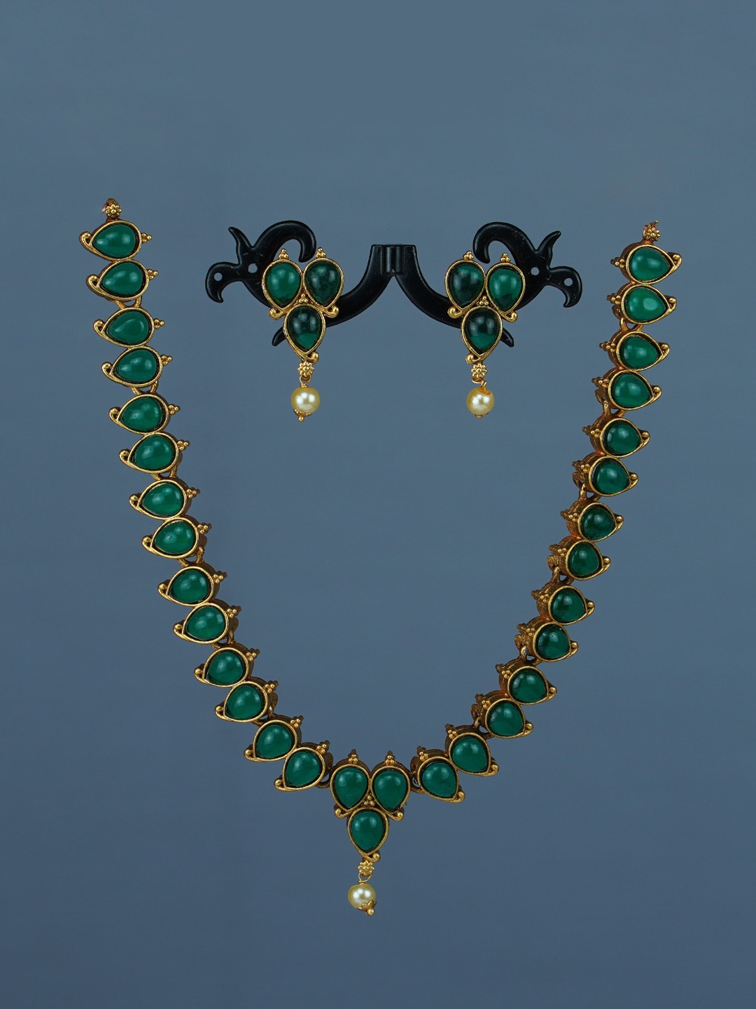 

Diksha collection Gold-Plated Stone-Studded & Beaded Matte Finish Jewellery Set