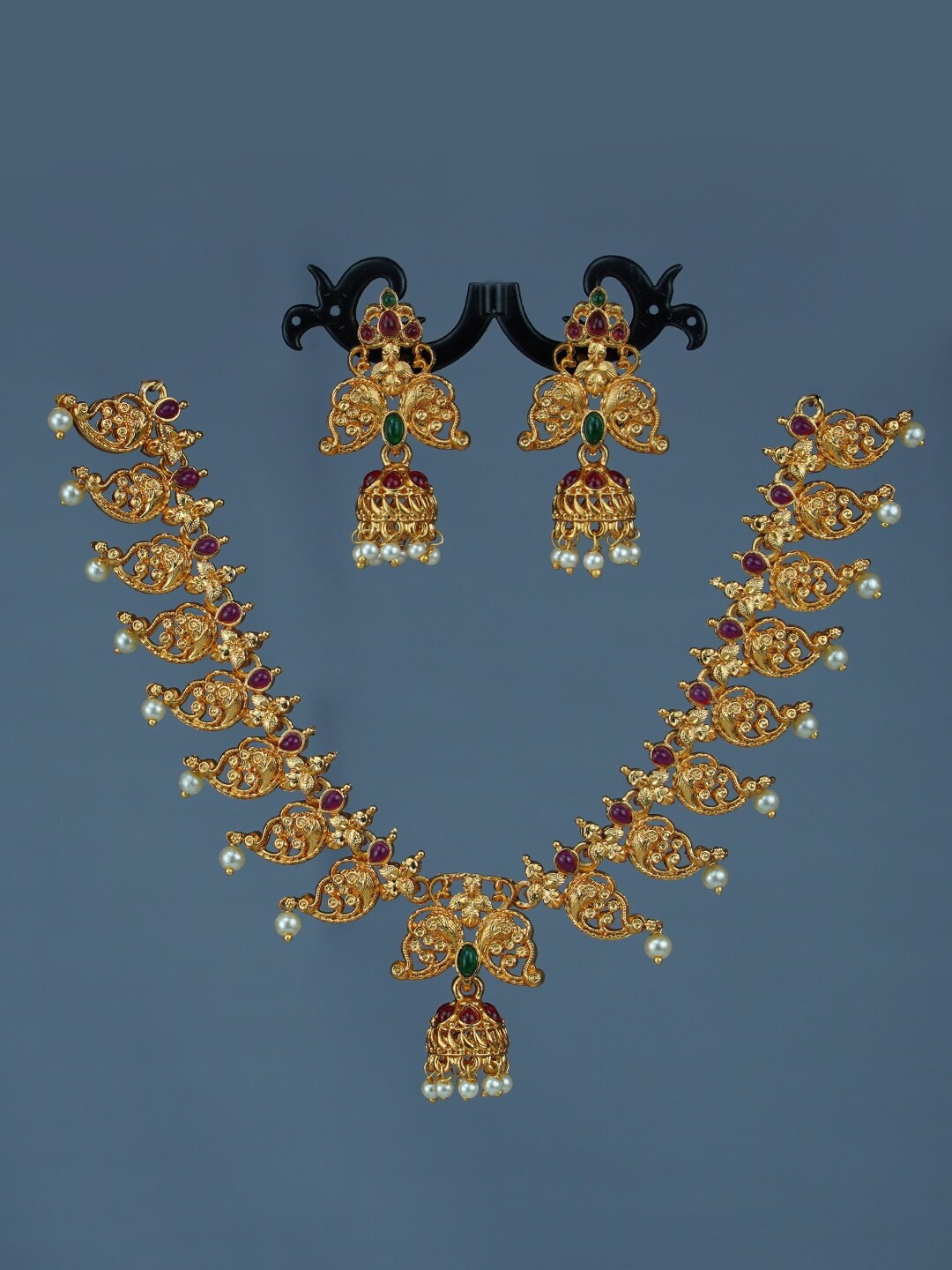 

Diksha collection Gold-Plated Stone-Studded & Beaded Matte Finish Jewellery Set
