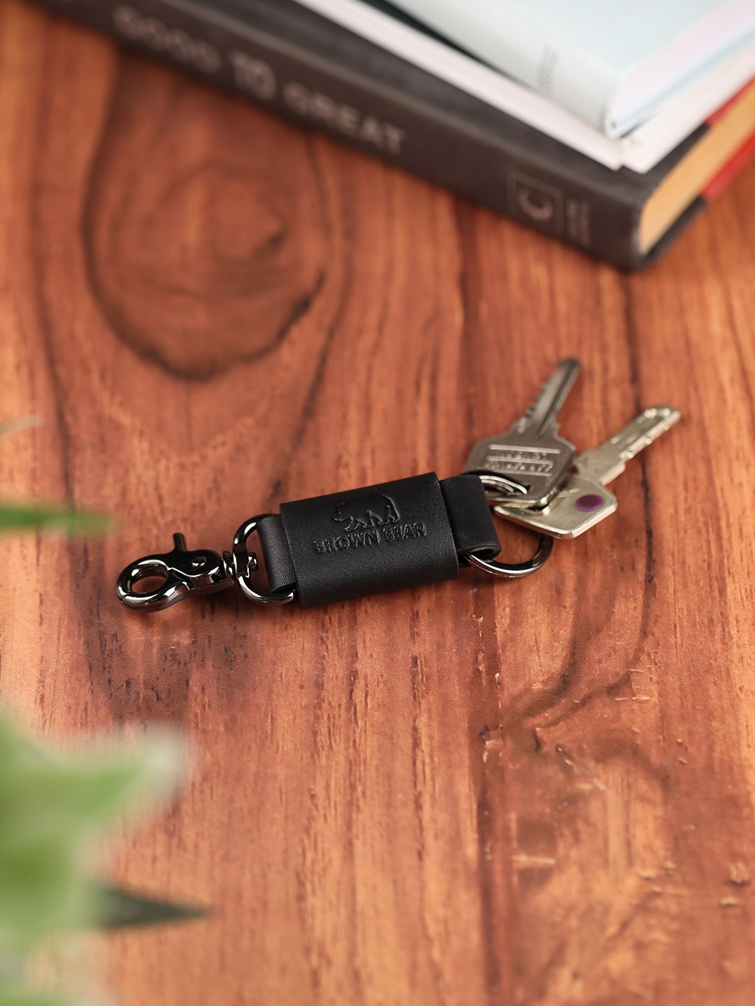 

BROWN BEAR Textured Leather Key Holder, Black