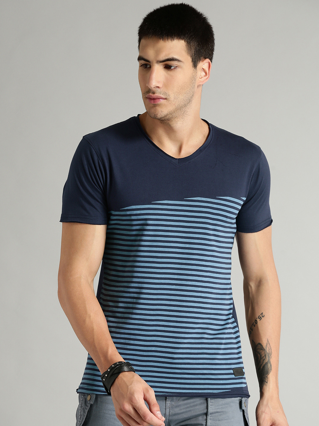 

Roadster Men Blue Striped V-Neck T-shirt