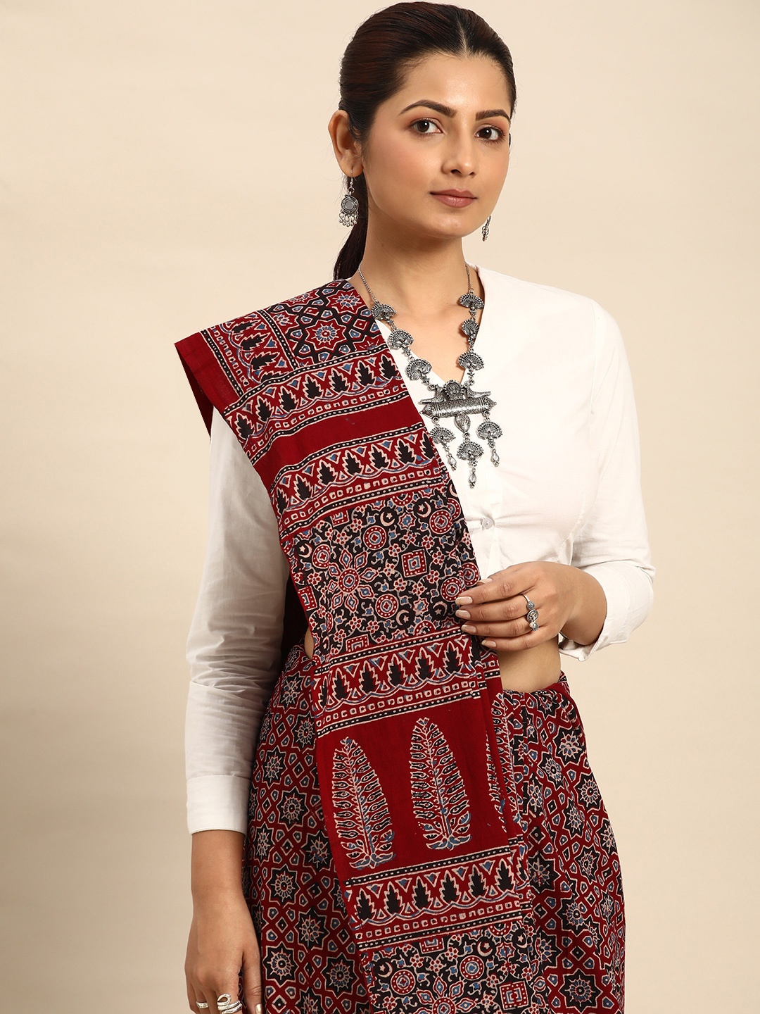 

Taavi Ajrak Block Pure Cotton Block Print Saree, Maroon