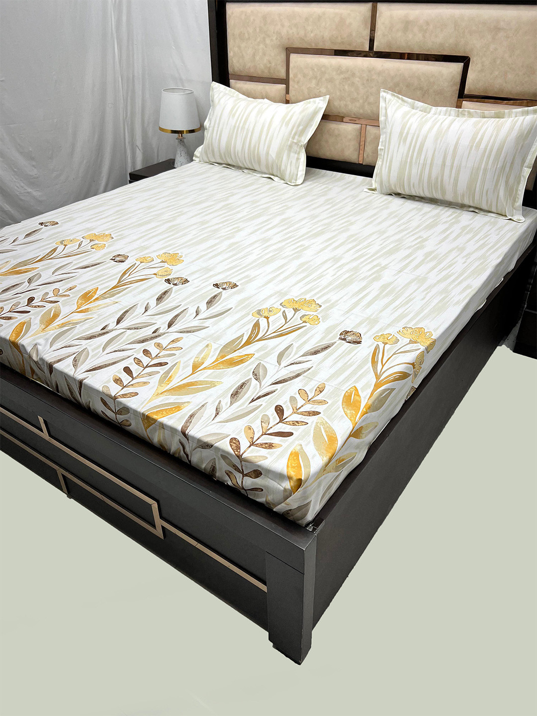 

Pure Decor Velar Fur Sib White Floral Cotton 400 TC King Bedsheet With 2 Pillow Covers