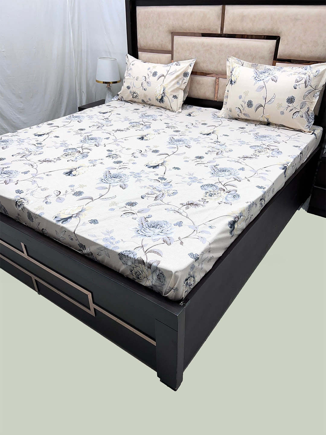 

Pure Decor Velar Fur Sib White Floral Cotton 400 TC King Bedsheet With 2 Pillow Covers