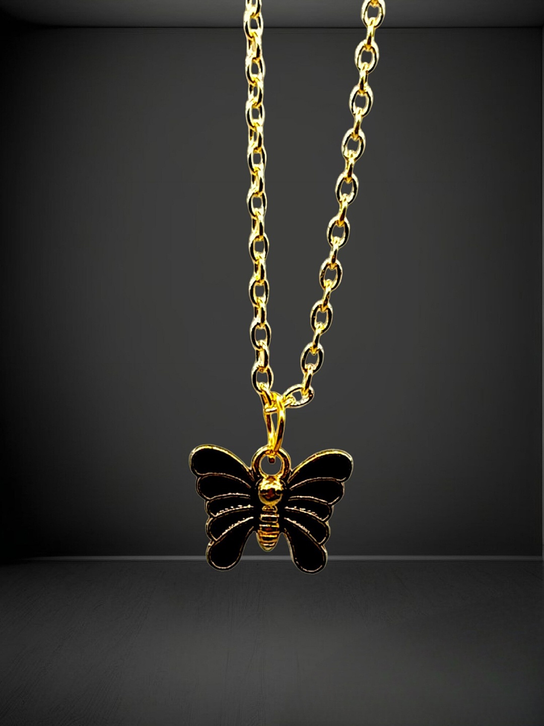 

DIAN Women Gold-Plated Butterfly Shaped Enamelled Pendant With Link Chain