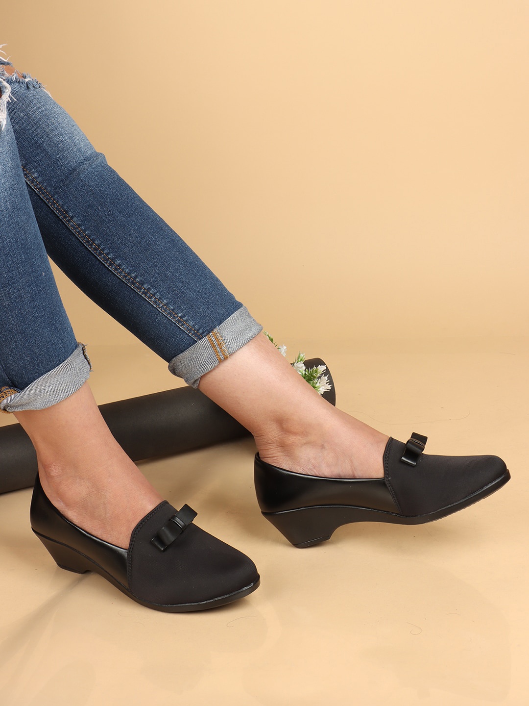 

XE Looks Wedge Pumps With Bows, Black