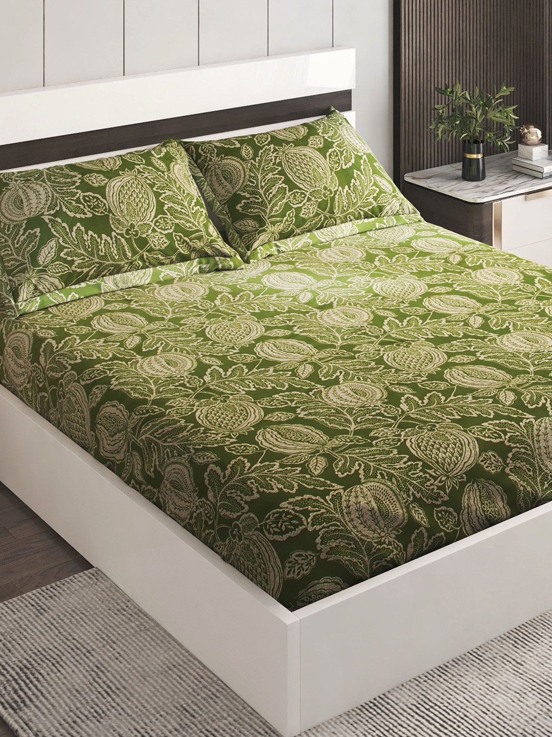 

Home Centre Sapphire Green & White Floral 150 TC Cotton King Bedsheet With 2 Pillow Covers