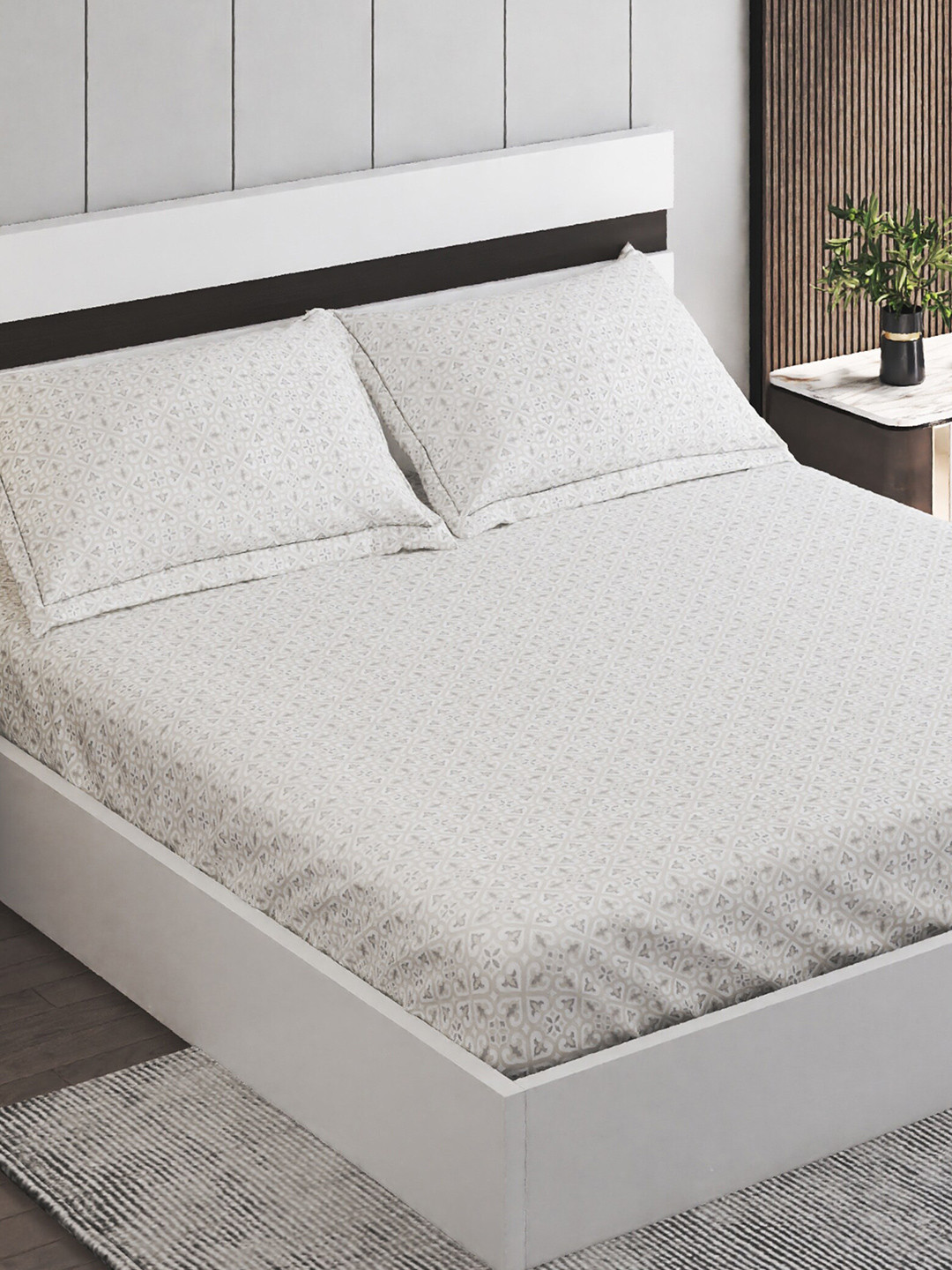 

Home Centre Grandeur Grey Printed 300 TC Cotton Fitted King Bedsheet & 2 Pillow Covers