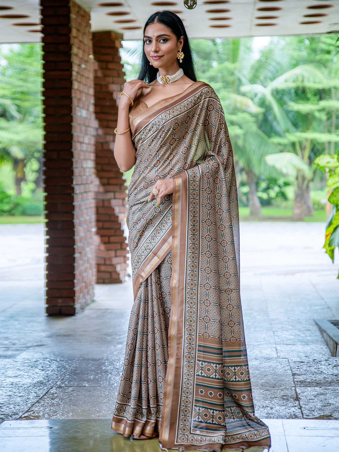 

Mitera Beige & Green Ethnic Motifs Zari Tussar Saree