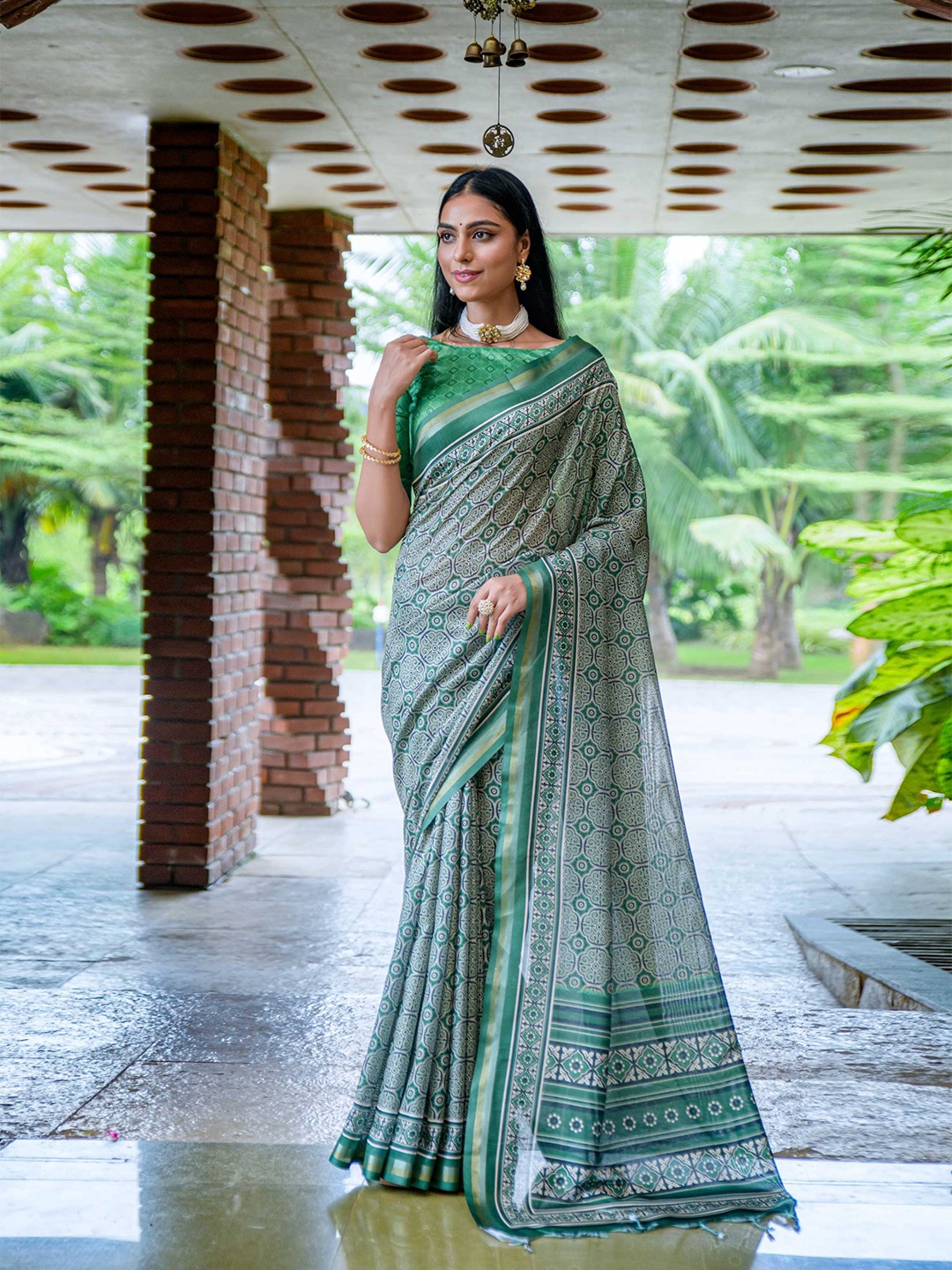 

Mitera Green & White Ethnic Motifs Printed Zari Tussar Saree
