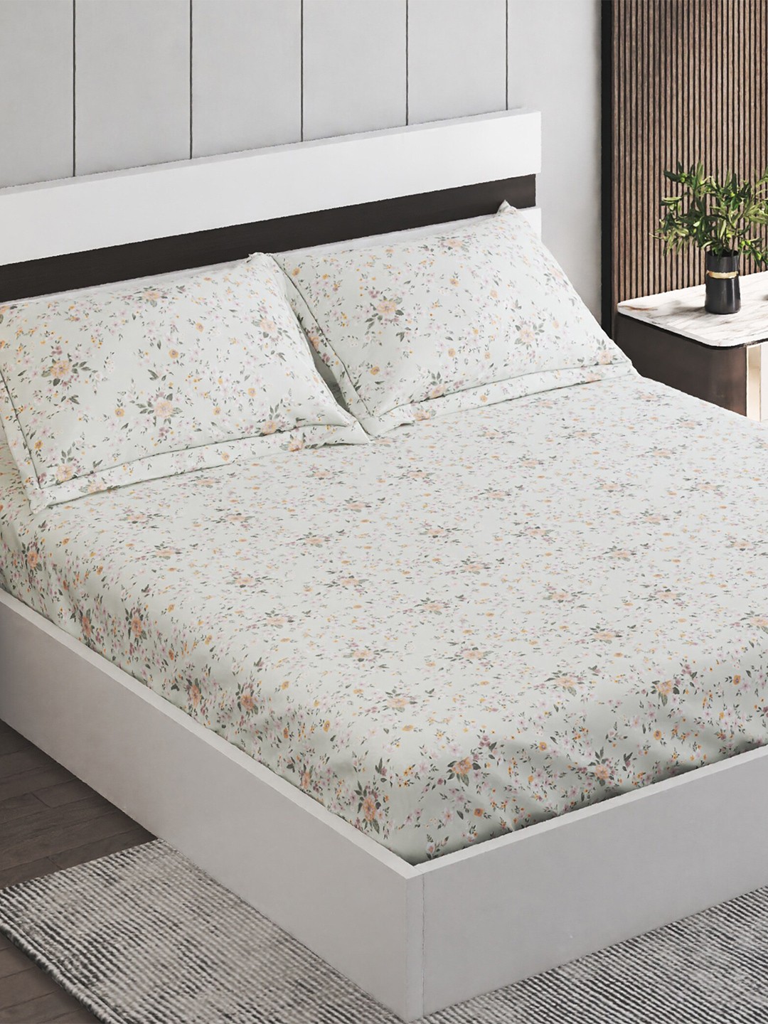

Home Centre Grandeur White & Green Floral 200 TC Cotton King Bedsheet with 2 Pillow Covers