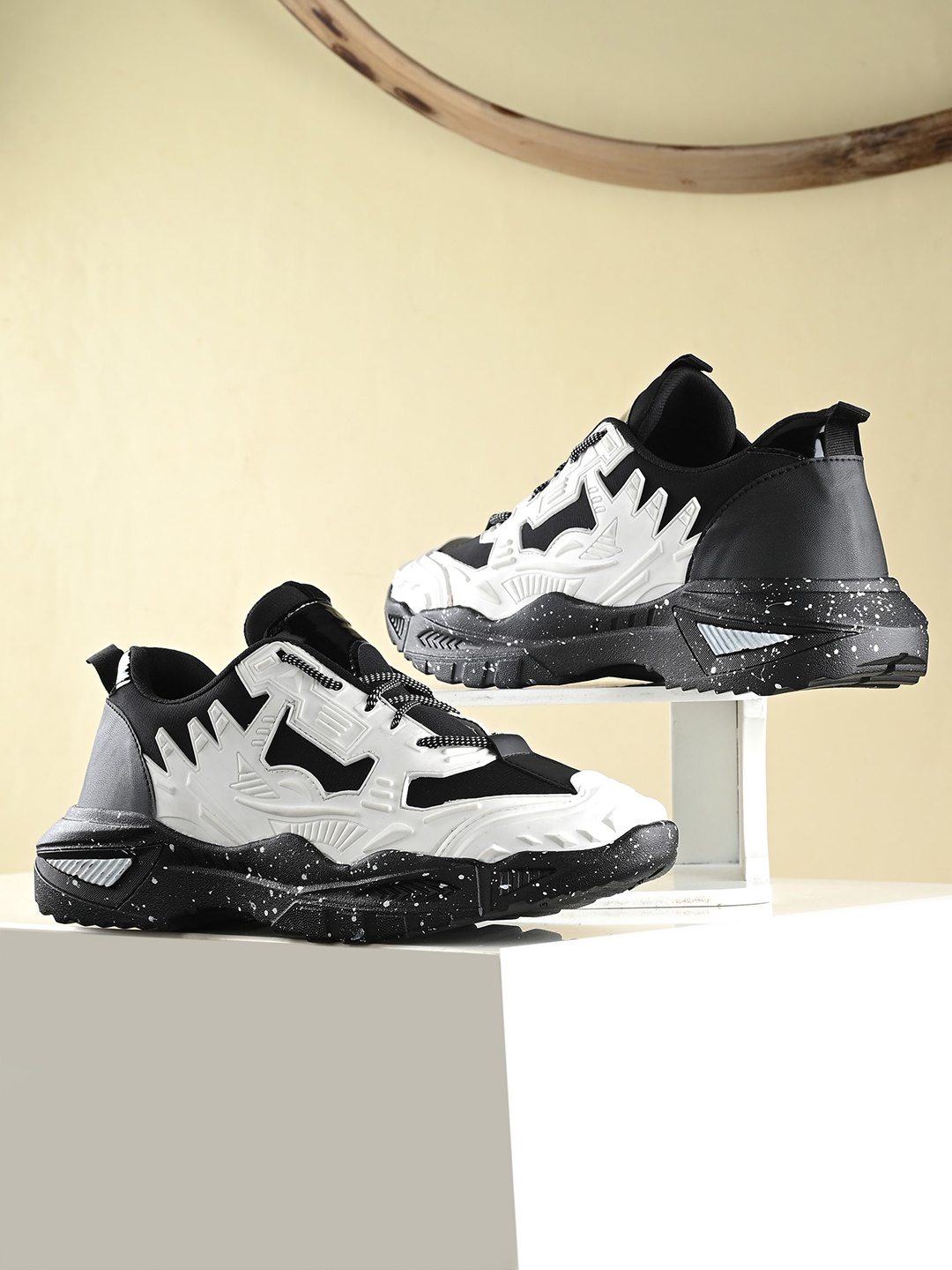

The Roadster Lifestyle Co. Men White And Black Colourblocked Sneakers