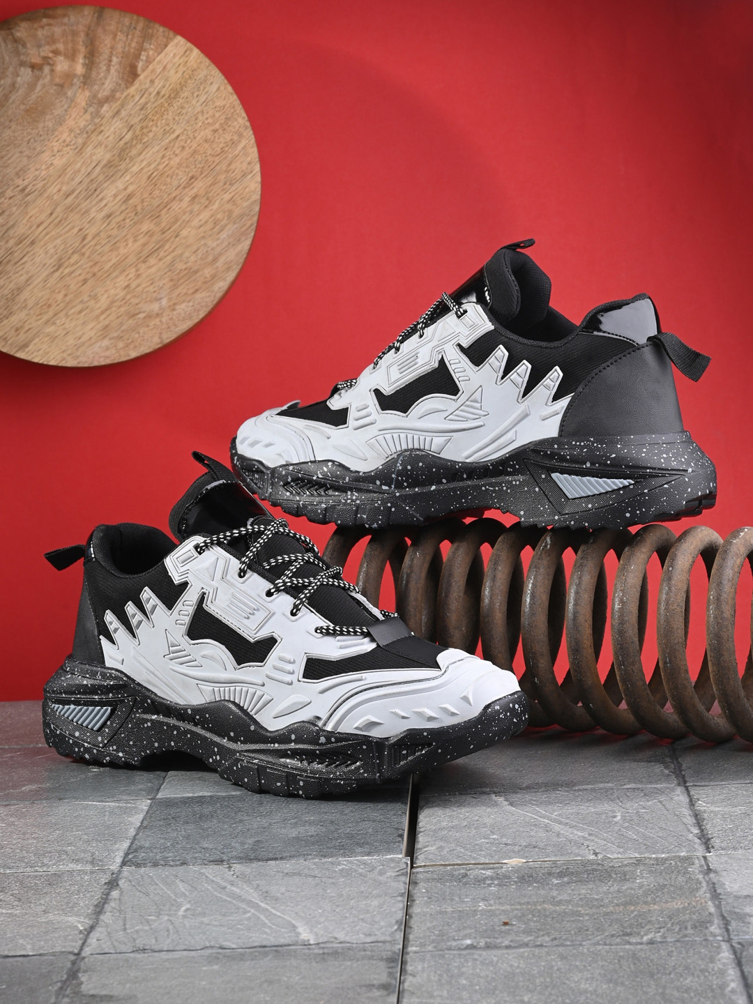 

The Roadster Lifestyle Co. Men Colourblocked Padded Insole Mesh Contrast Sole Sneakers, Grey