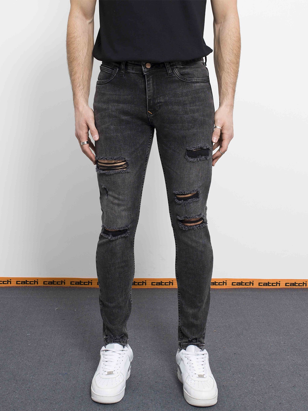 

catch Men Slim Fit Mildly Distressed Light Fade Stretchable Jeans, Black