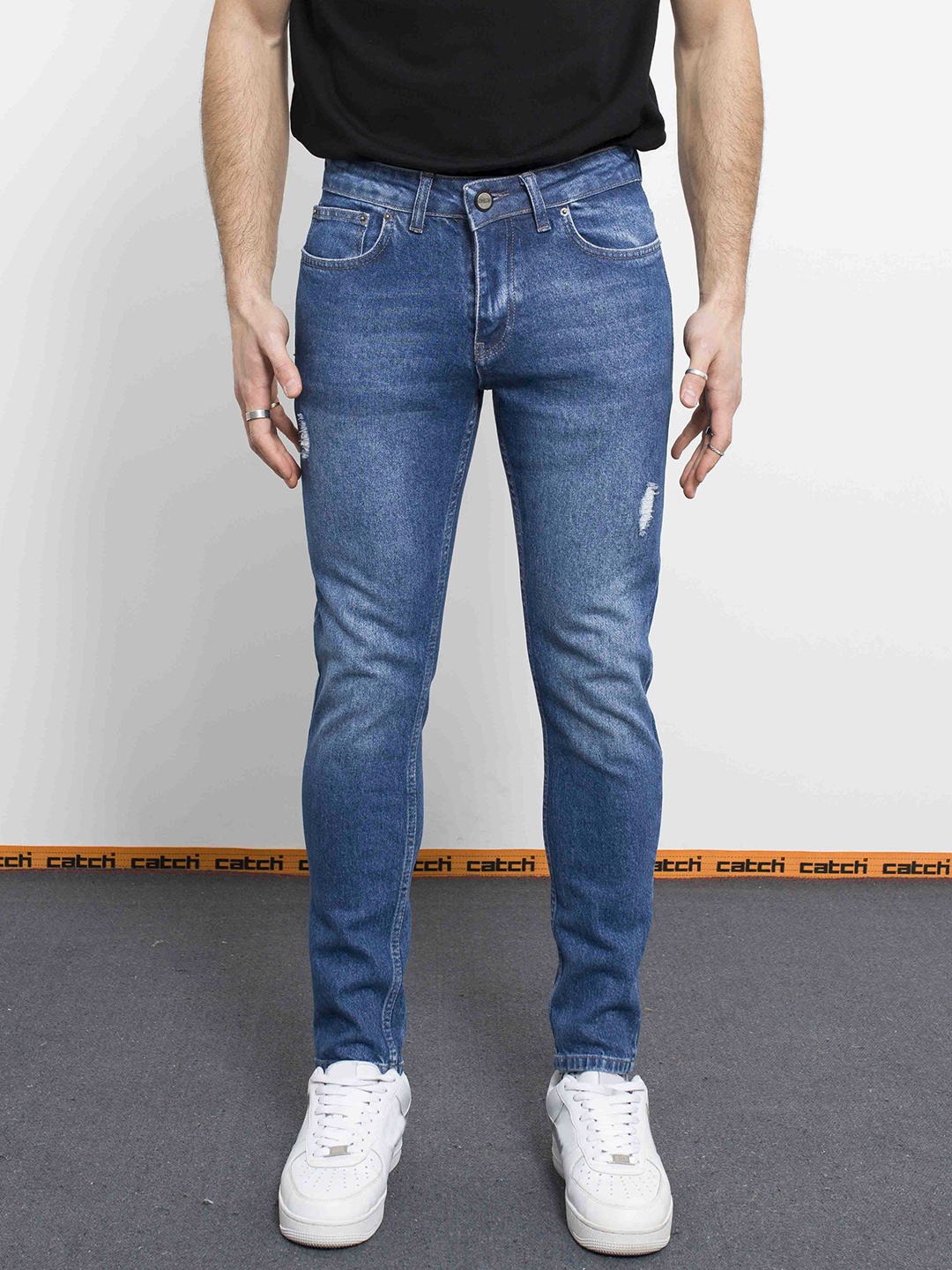 

catch Men Slim Fit Low Distress Light Fade Stretchable Jeans, Blue
