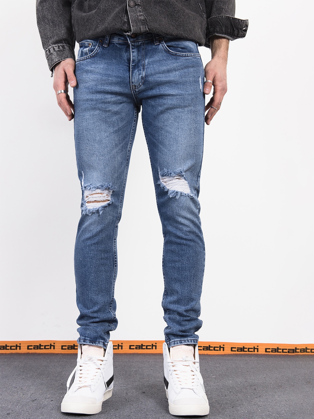 

catch Men Skinny Fit Low Distress Light Fade Stretchable Jeans, Blue