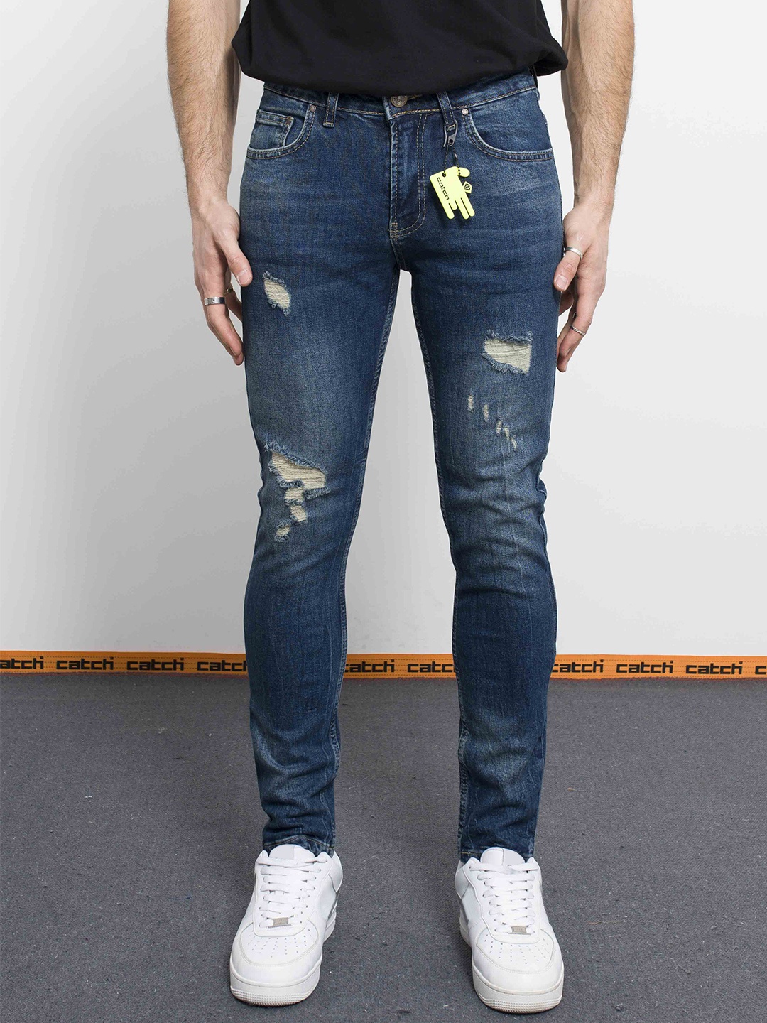 

catch Men Slim Fit Low Distress Light Fade Stretchable Jeans, Navy blue