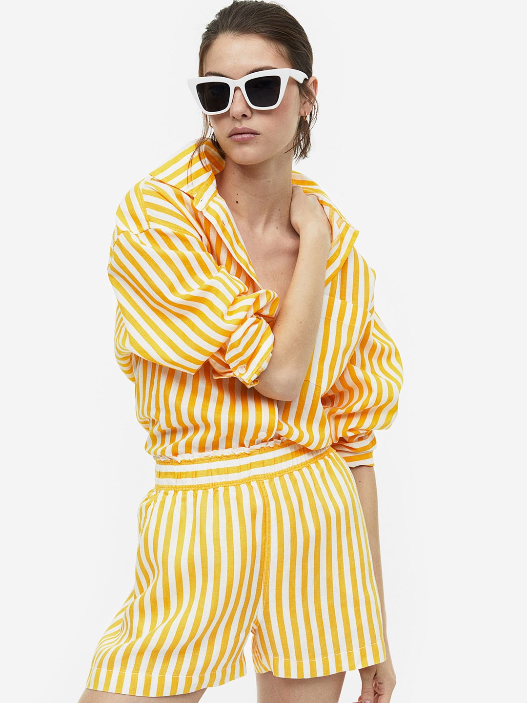 

H&M Women Linen Shorts, Yellow