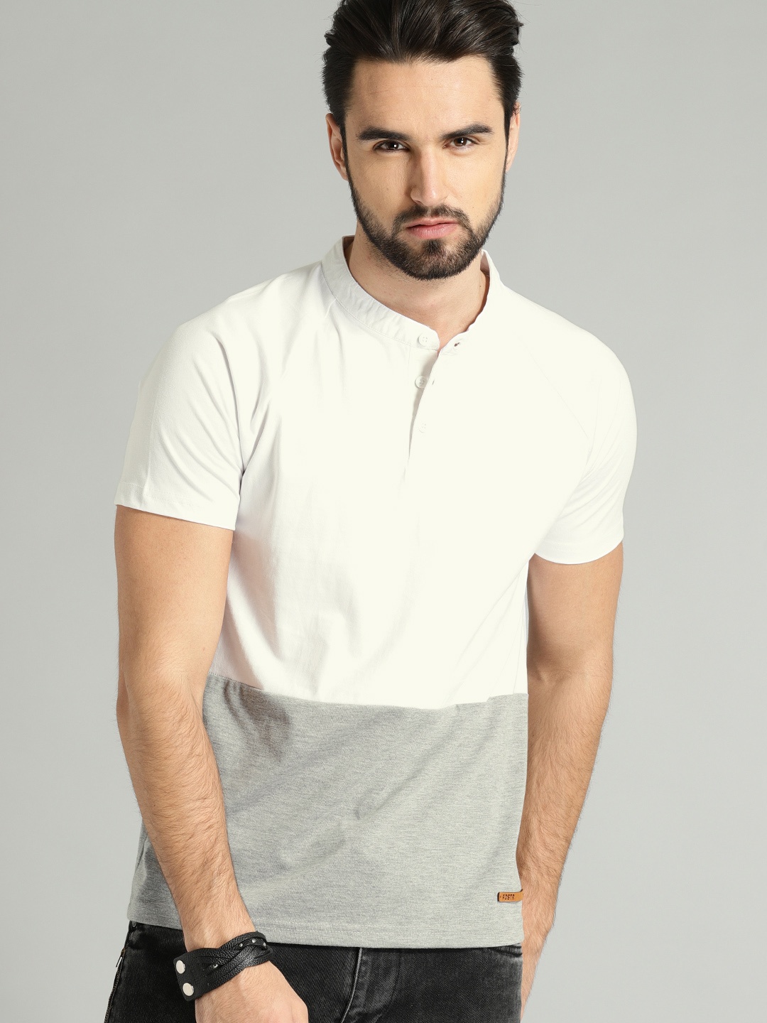 

Roadster Time Travlr Men White & Grey Colourblocked Mandarin Collar T-shirt