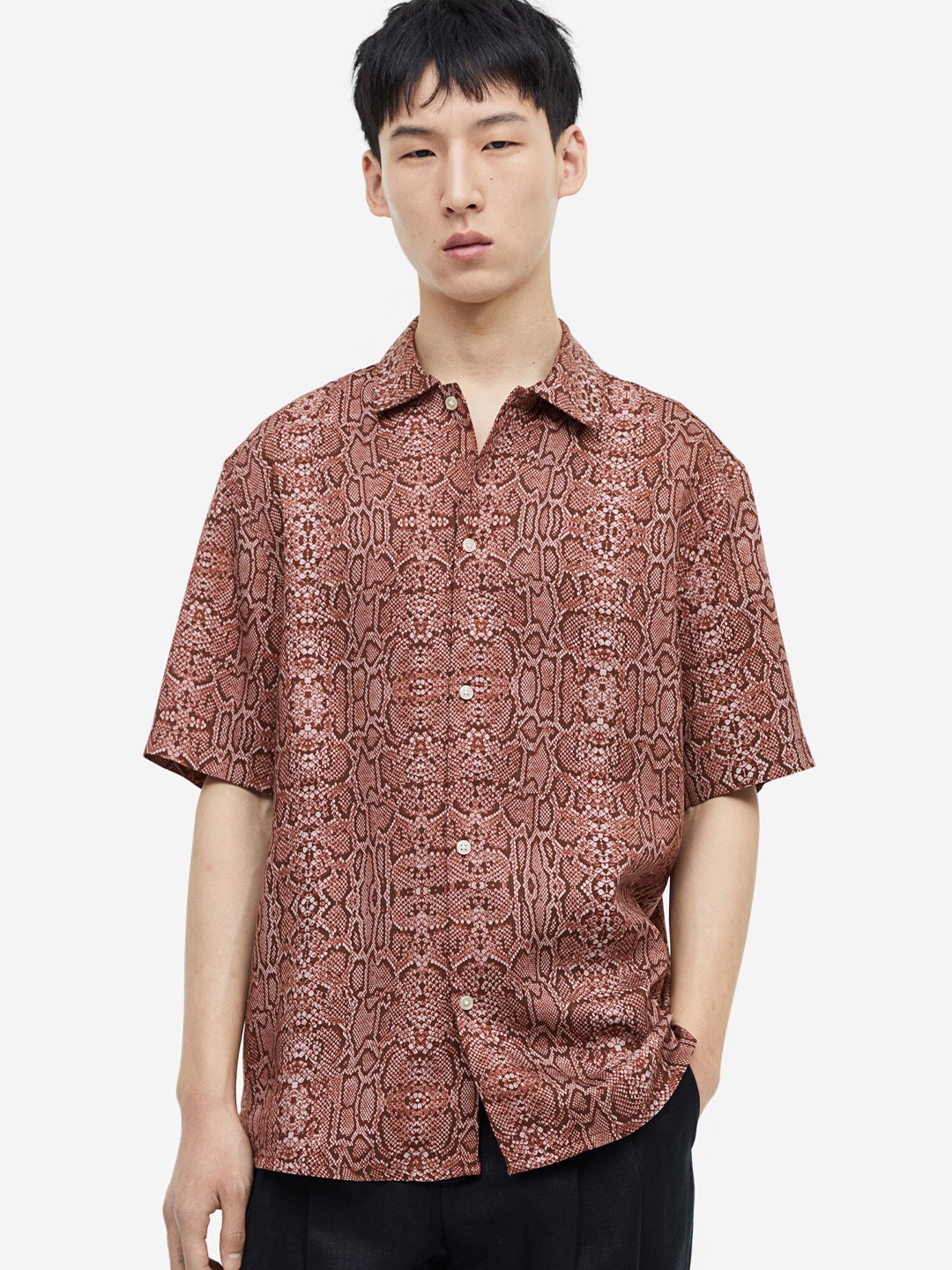 H&M Men Regular Fit Short-sleeved lyocell shirt, Brown