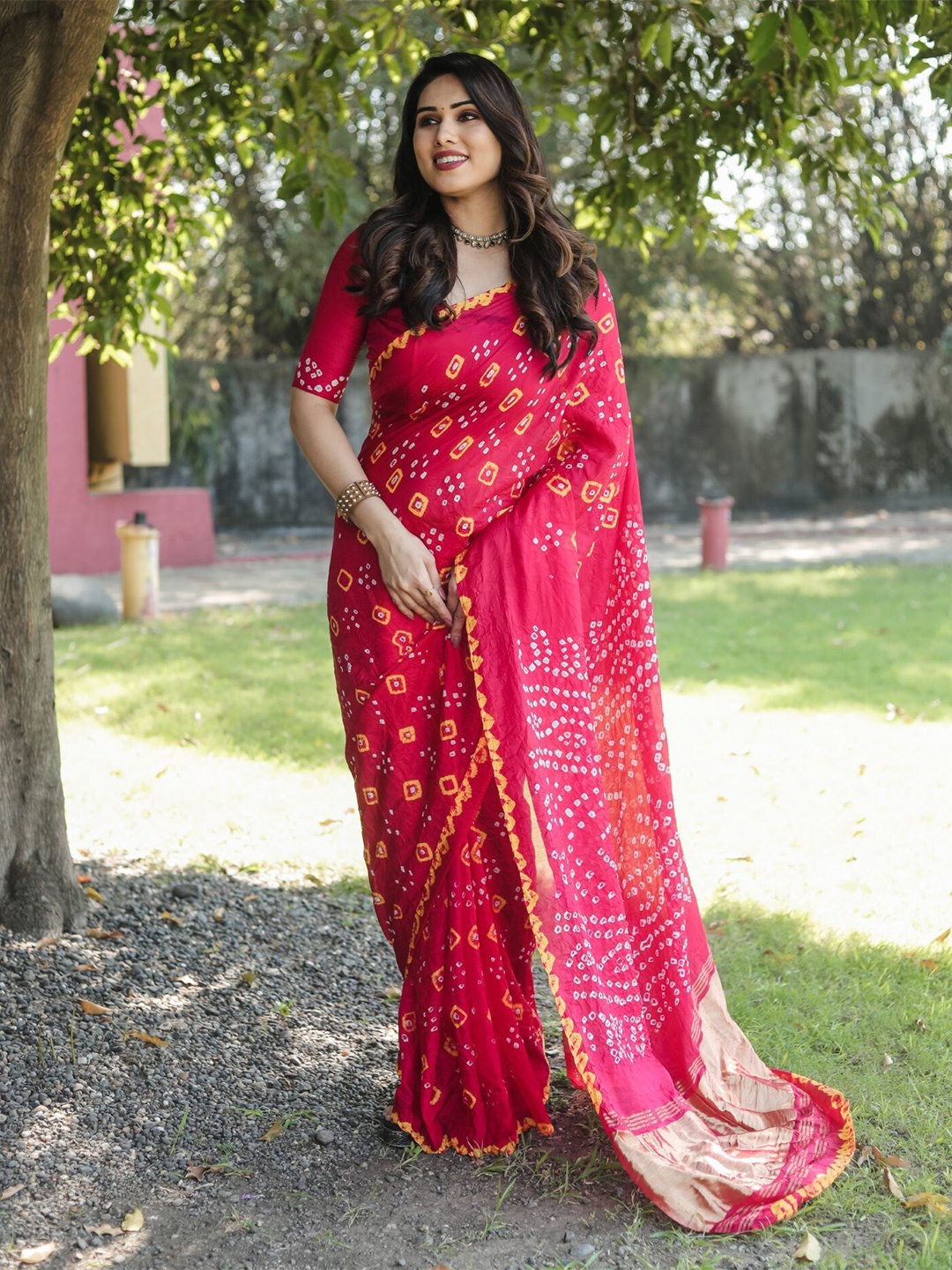 

Mitera Red & Gold-Toned Zari Bandhani Tissue Saree