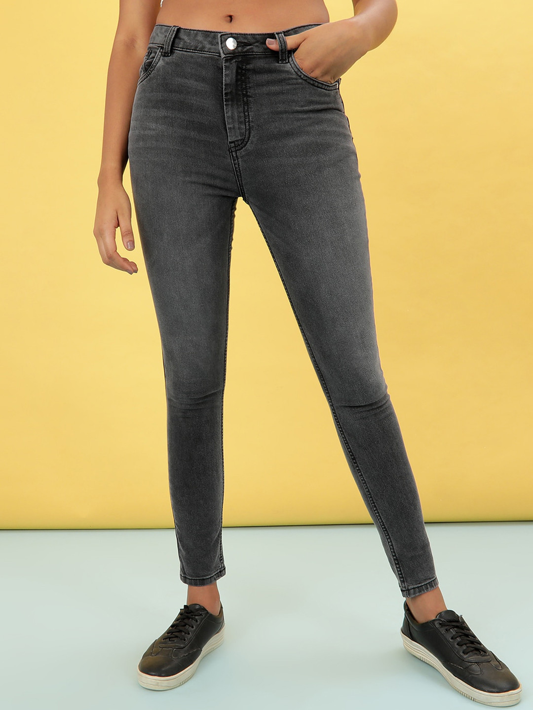 

Freehand by The Indian Garage Co Women Grey Super Skinny Fit Mid-Rise Light Fade Stretchable Jeans