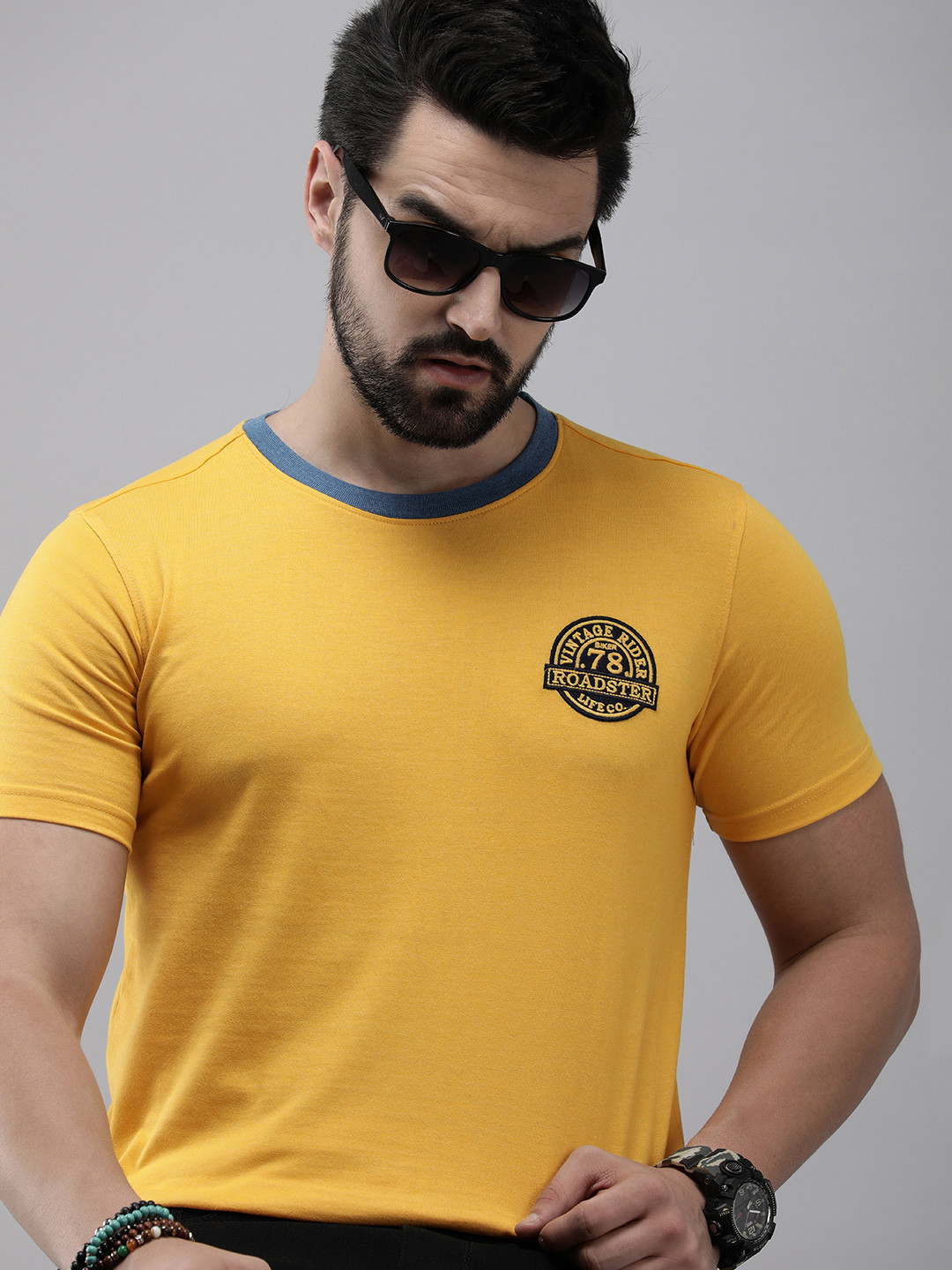 

Roadster Men Applique Detail T-shirt, Yellow