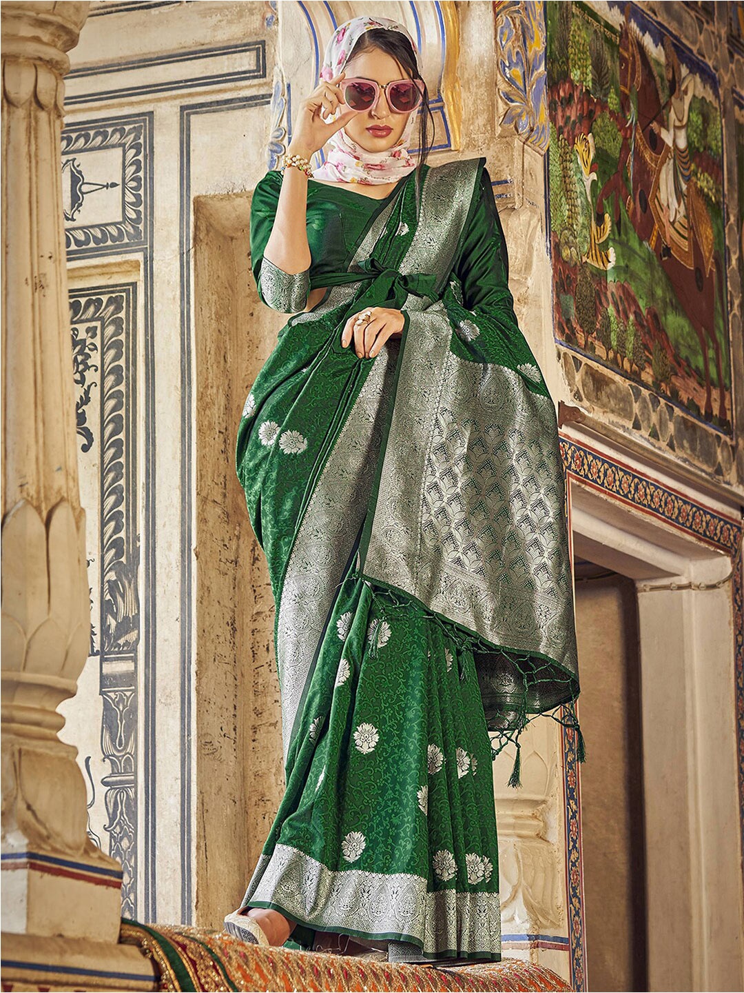 

Mitera Green & Gold-Toned Zari Bandhani Saree