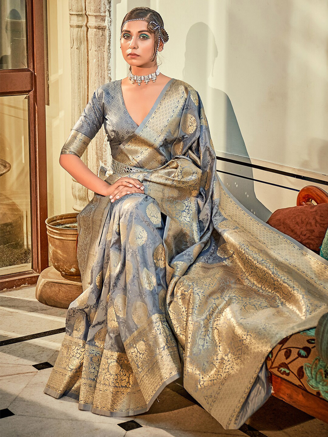 

Mitera Grey & Gold-Toned Ethnic Motif Woven Design Zari Banarasi Saree