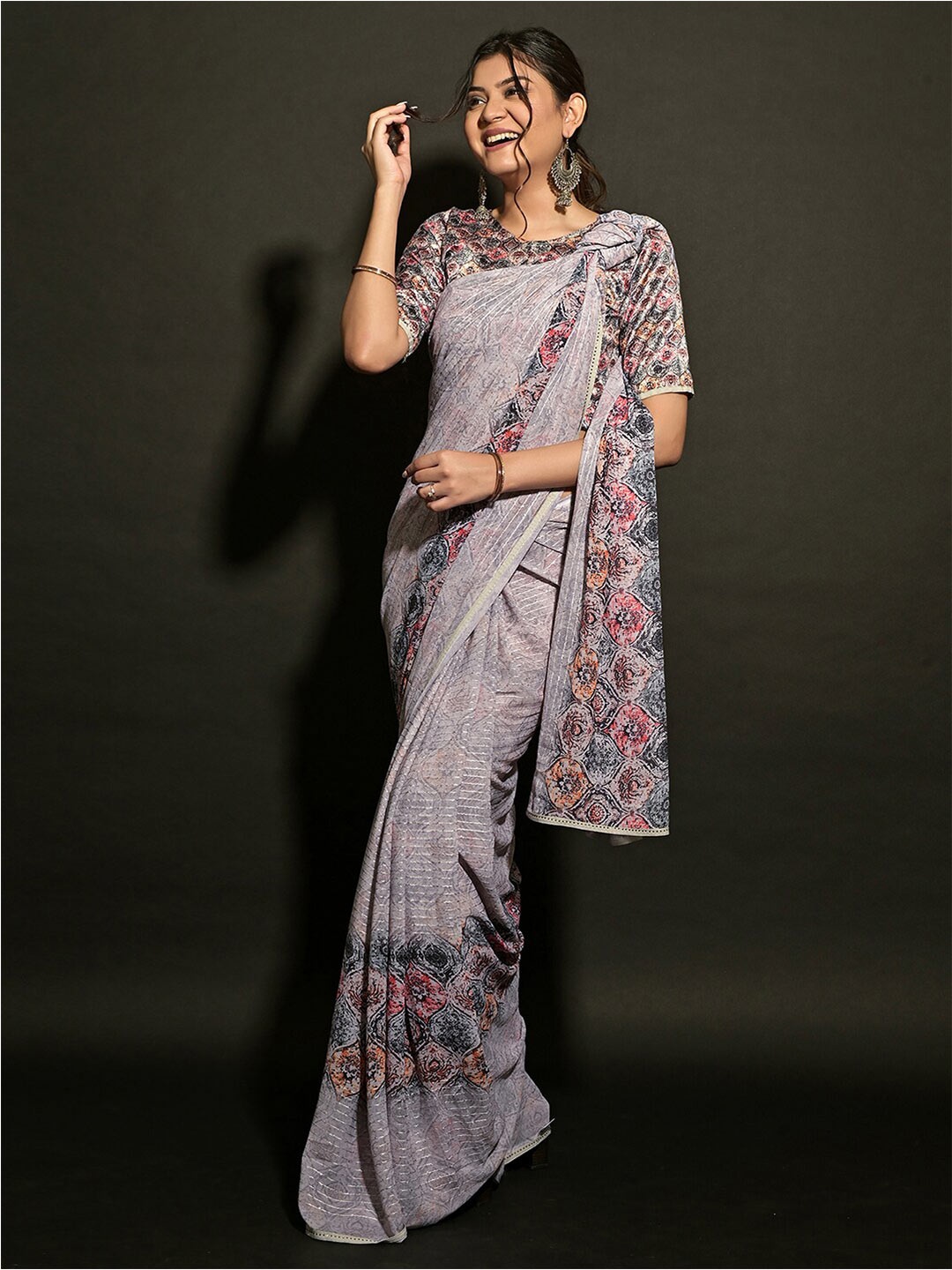 

Satrani Grey & Pink Embellished Sequinned Poly Georgette Saree