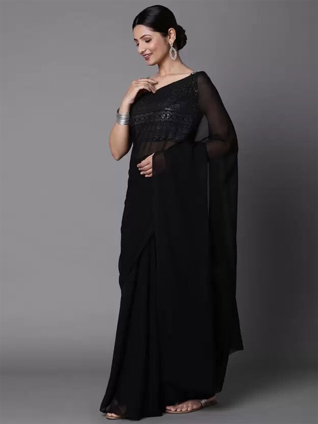 

VILLAGIUS Pure Georgette Saree With Blouse Piece, Black