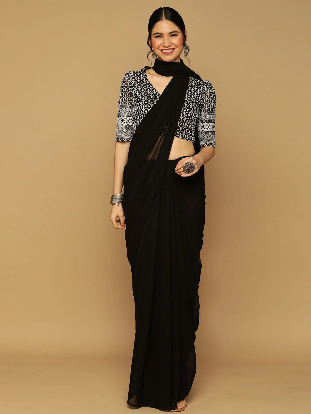 

VILLAGIUS Pure Georgette Saree With Blouse Piece, Black