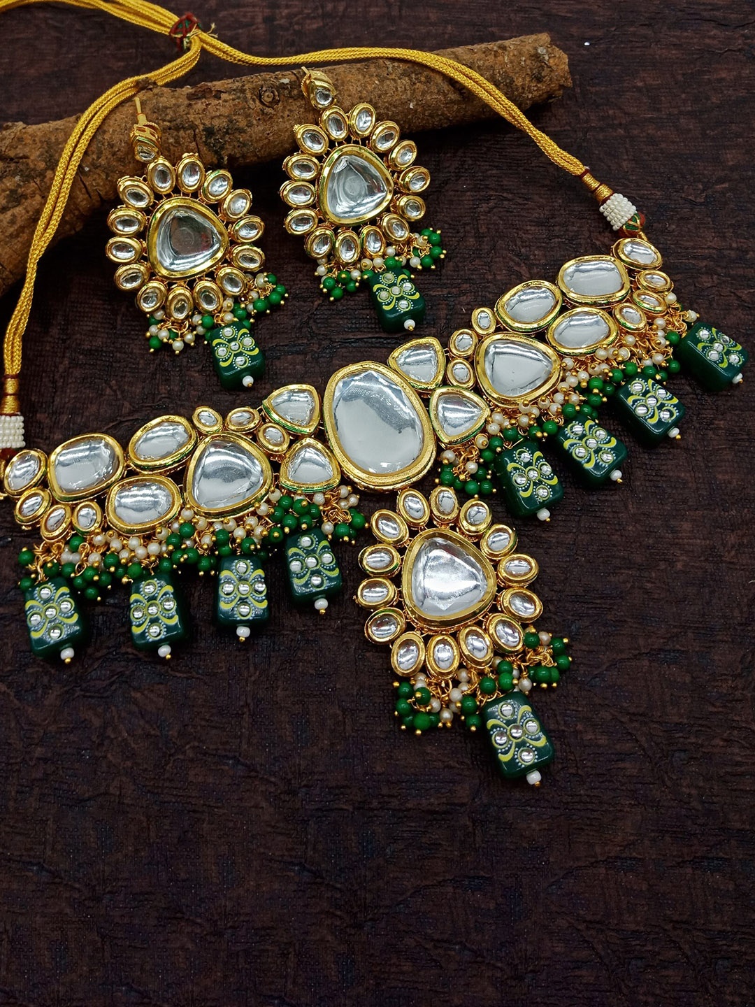 

AASHISH IMITATION Gold-Plated Kundan-Studded & Beaded Jewellery Set