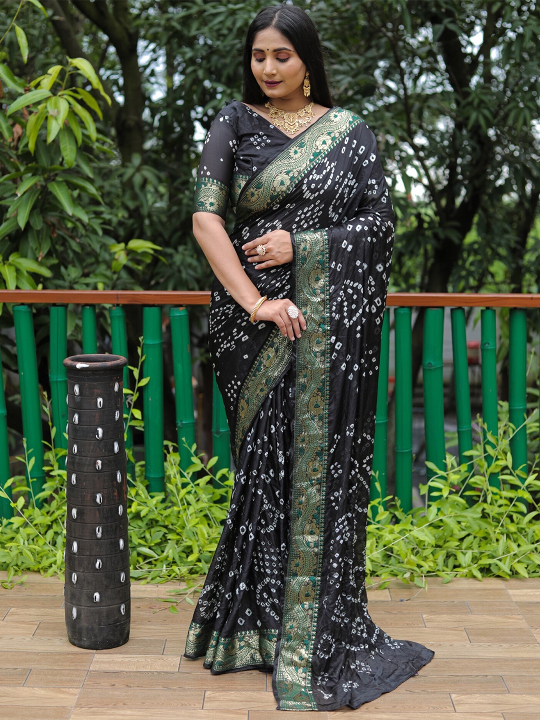 

Mitera Black & White Bandhani Zari Bandhani Saree