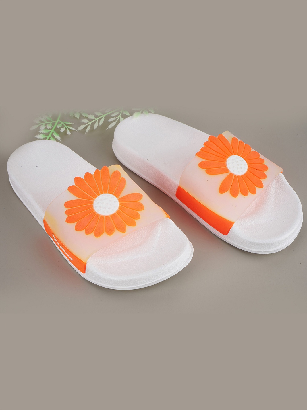 

DChica Girls Flower Applique Sliders, White
