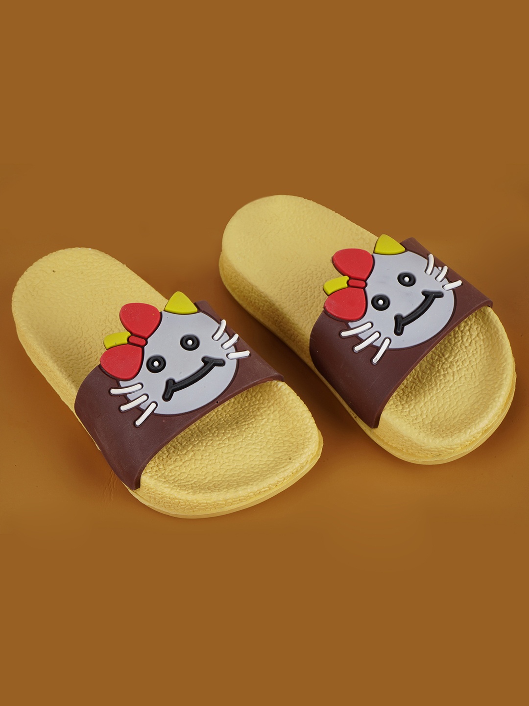 

DChica Girls Cat Applique Sliders, Beige