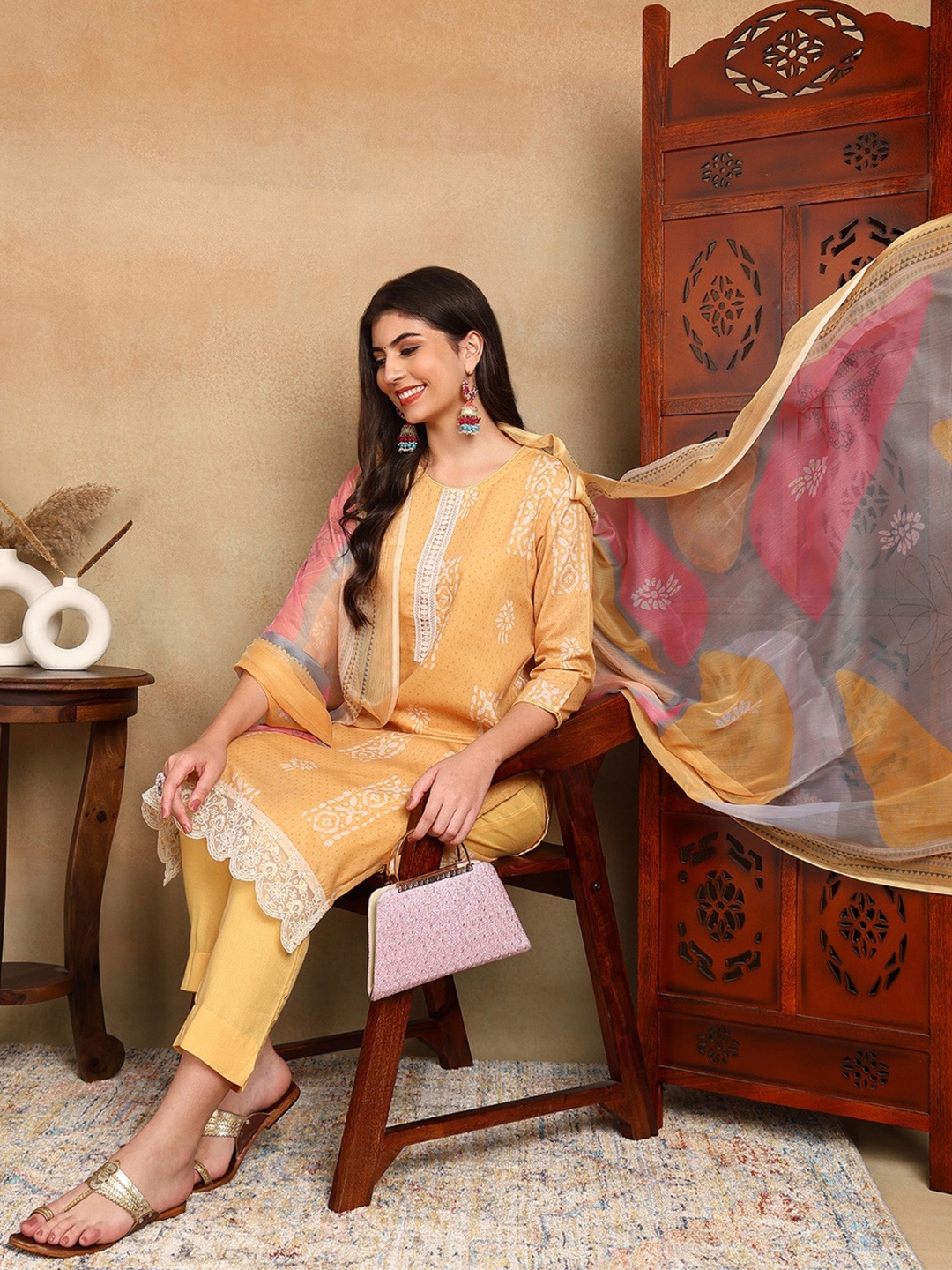 

AHIKA Yellow & White Geometric Printed Regular Kurta With Trousers & Dupatta