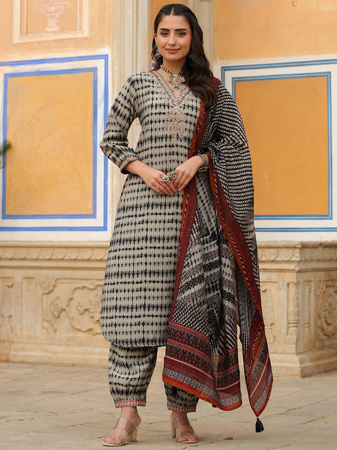 

SCAKHI Ombre Dyed V Neck Thread Work Kurta With Salwar & Dupatta, Grey