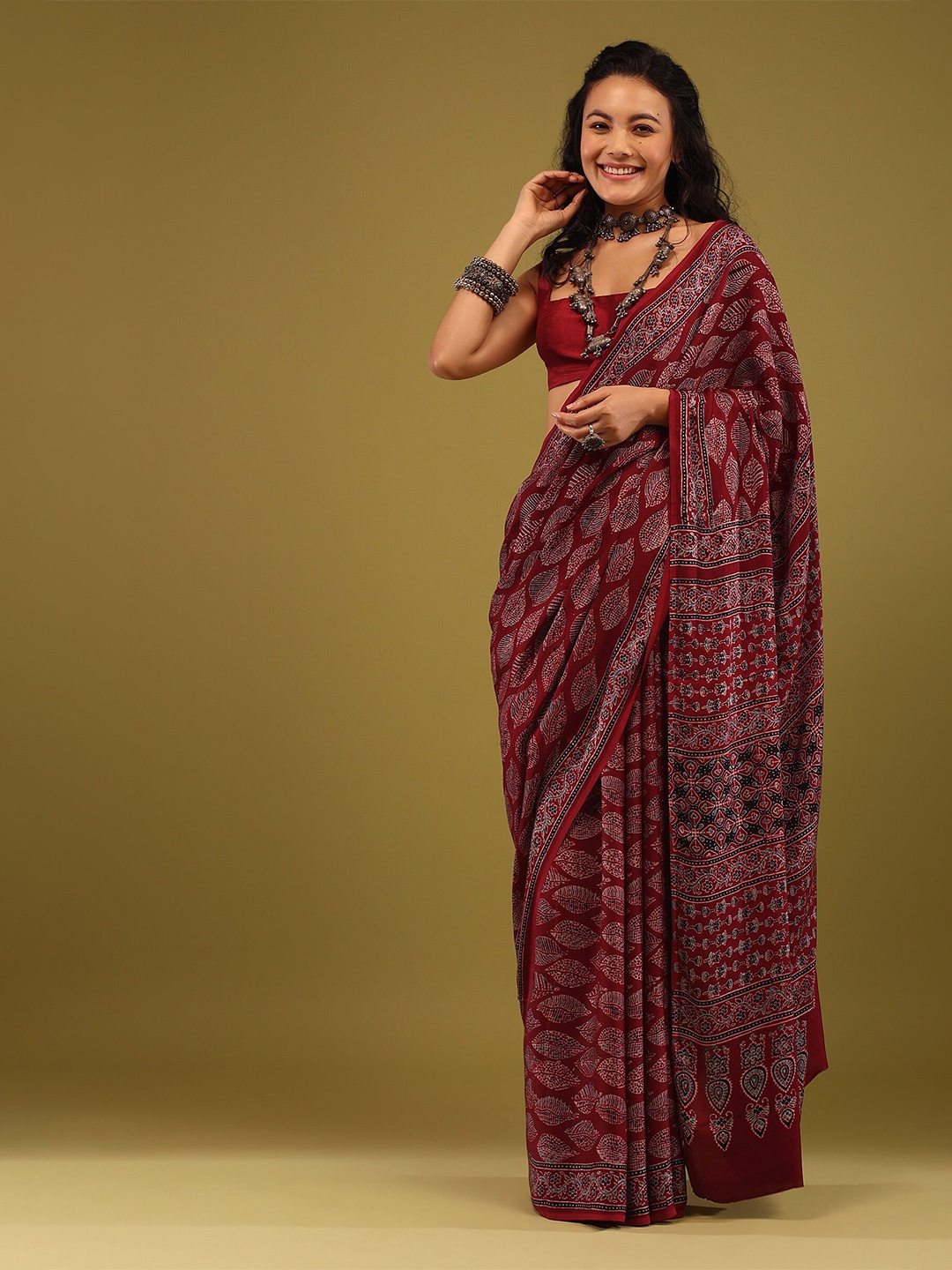 

KALKI Fashion Ethnic Motifs Satin Saree, Maroon