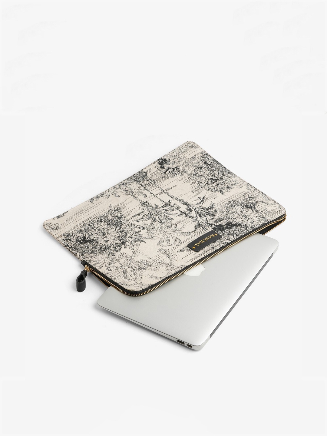 

THE MESSY CORNER Fabric Textured Laptop Sleeve, White