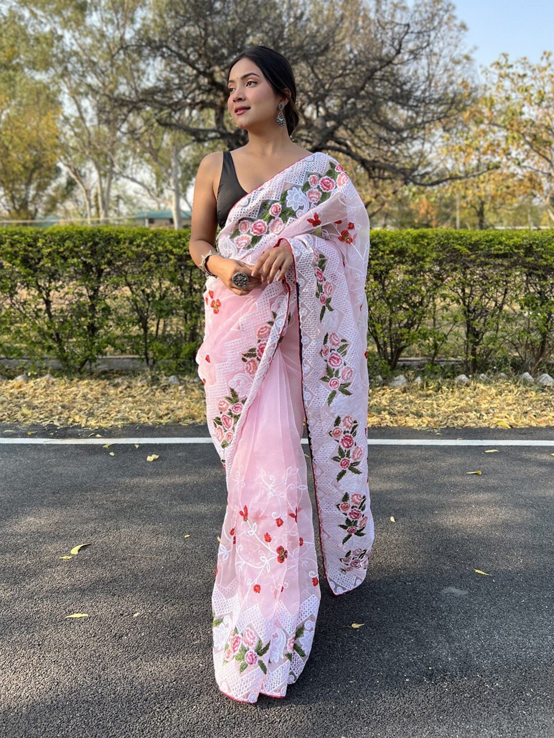

Atulyam Tex World Floral Chikankari Organza Saree, Pink