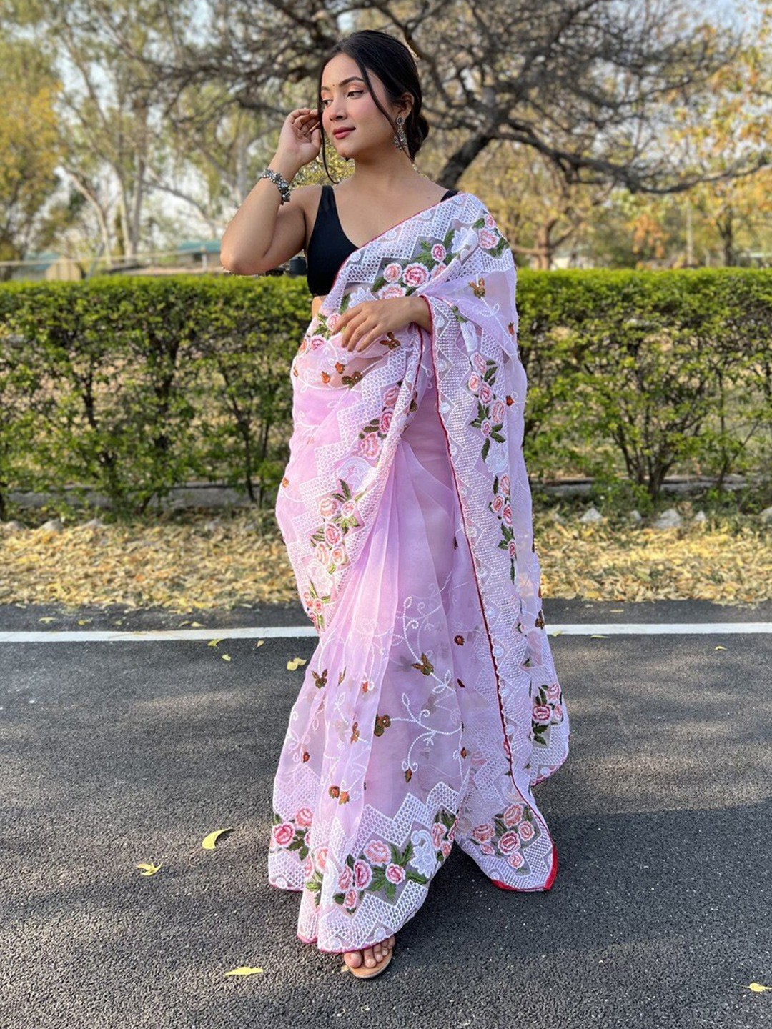 

Atulyam Tex World Floral Chikankari Organza Saree, Pink
