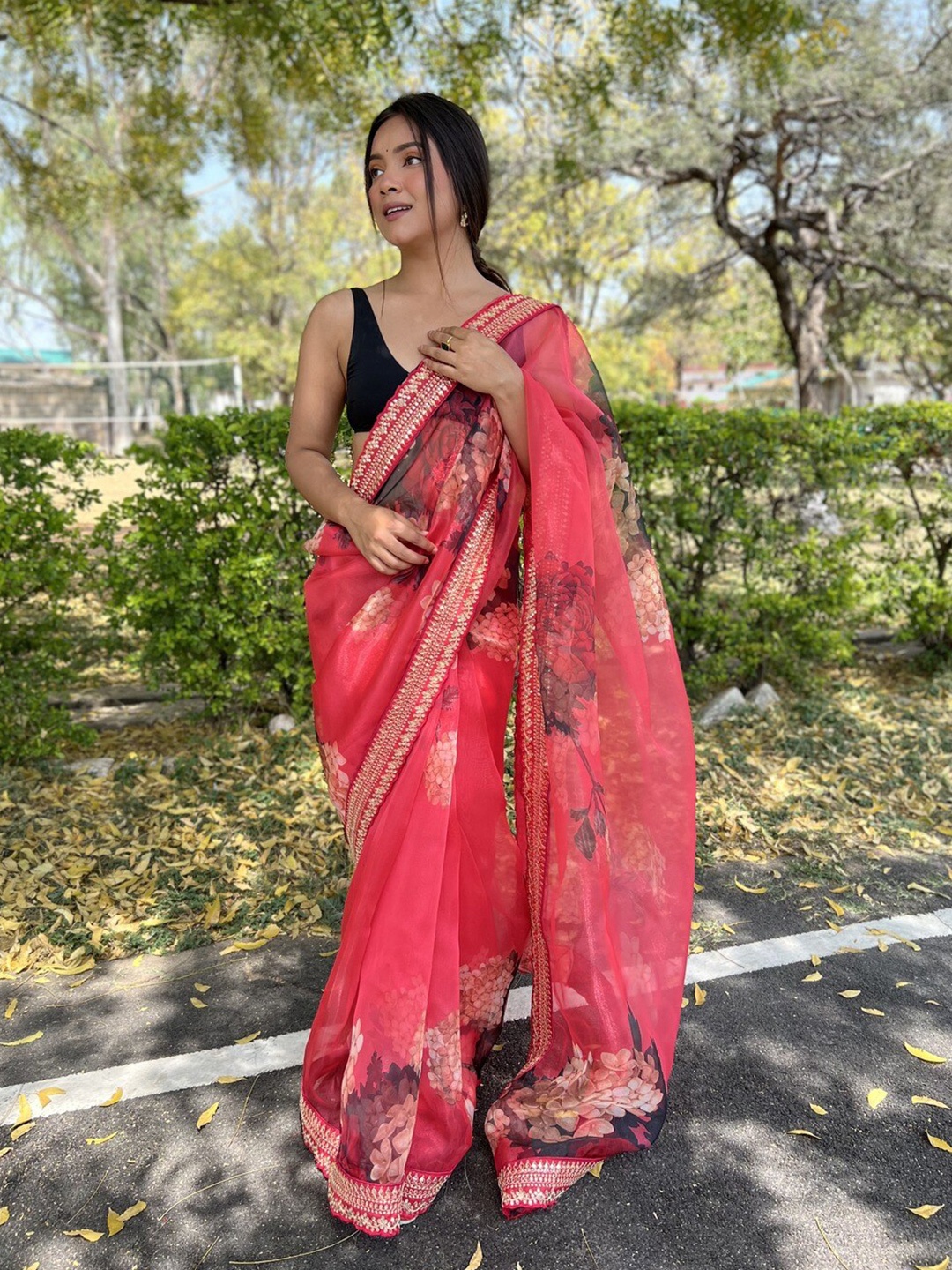 

Atulyam Tex World Floral Printed Organza Saree, Red