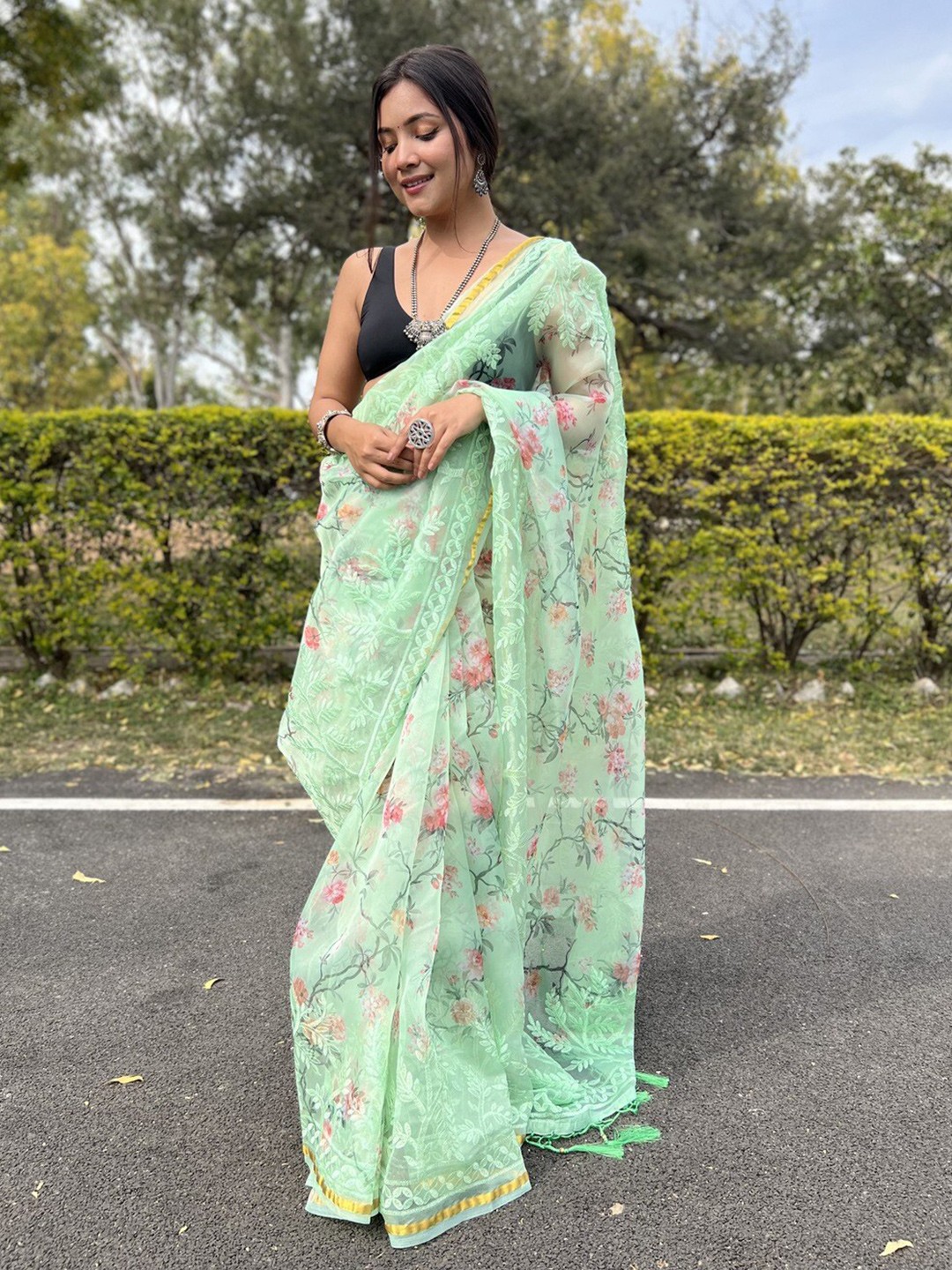 

Atulyam Tex World Floral Embroidered Organza Saree, Green